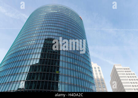 Germania, Berlino, architettura sullo spazio di Potsdam, Kollhoff Tower è riflessa in corrispondenza della traiettoria Tower Foto Stock