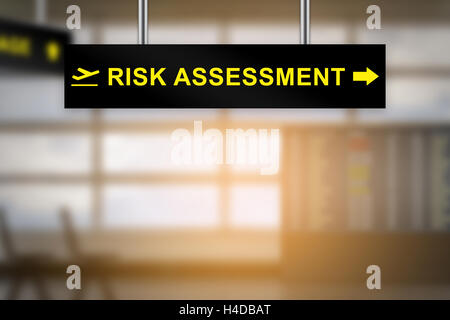 La valutazione del rischio su airport segno bordo con sfondo sfocato e spazio di copia Foto Stock