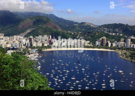 Visualizzare il pan di zucchero a Rio de Janeiro, Brasile, qui sulle parti città Flamengo, Santa Teresa e il centro e sulla spiaggia Praia Th Flamengo Foto Stock