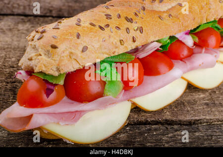 Baguette rustiche farcite con il famoso prosciutto di Praga, pomodoro e formaggio svizzero Foto Stock