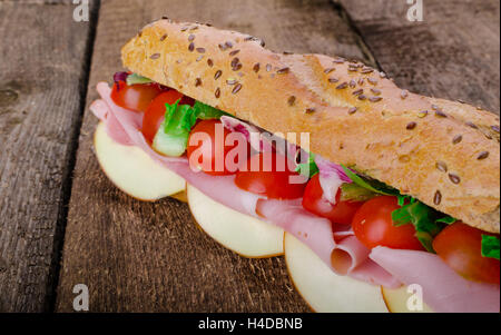 Baguette rustiche farcite con il famoso prosciutto di Praga, pomodoro e formaggio svizzero Foto Stock