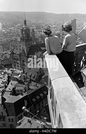 Blick über die Stuttgarter Innenstadt mit dem alten Rathaus, das im Zweiten Weltkrieg zerstört wurde, Deutschland 1930er Jahre. Vista sulla parte interna della città di Stoccarda e il vecchio municipio che era stato distrutto durante la Seconda guerra mondiale la Germania 1930s. Foto Stock