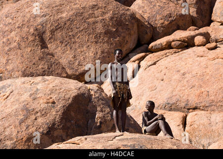 Il cacciatore africano dal popolo Damara rimane vicino alla baita di villaggio in Namibia, Sud Africa Foto Stock