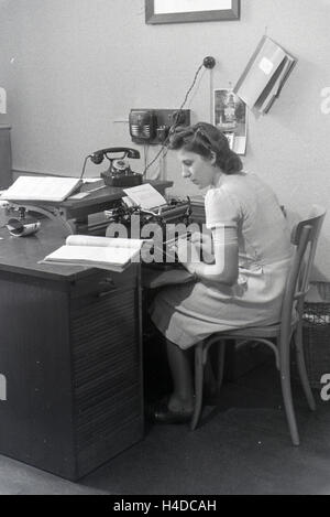 Die Weltmeisterin Anni Kapell un ihrem Arbeitsplatz in Düsseldorf, Deutsches Reich 1941. Campione del Mondo Anni Kapell presso la sua sede di lavoro nella città di Düsseldorf, Germania 1941. Foto Stock