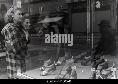 Die Weltmeisterin Anni Kapell beim Einkaufen mit Freundinnen in Düsseldorf, Deutsches Reich 1941. Campione del Mondo Anni Kapell andando a fare shopping con gli amici a Düsseldorf, Germania 1941. Foto Stock