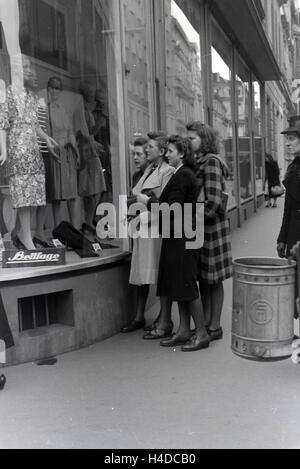 Die Weltmeisterin Anni Kapell beim Einkaufen mit Freundinnen in Düsseldorf, Deutsches Reich 1941. Campione del Mondo Anni Kapell andando a fare shopping con gli amici a Düsseldorf, Germania 1941. Foto Stock