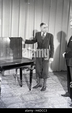 Ein Schauspieler bei Probeaufnahmen für den Film Familienanschluss von Carl Boese; Deutschland ca. 1940. Un attore all'audizione per il film Familienanschluss da Carl Boese; Germania ca. 1940. Foto Stock