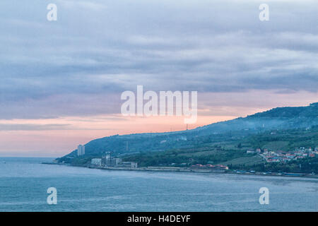 Hurzuf o Gurzuf è un resort in città in Crimea (costa settentrionale del Mar Nero). Il famoso monte di Ayu-Dag (Bear Mountain) ho Foto Stock