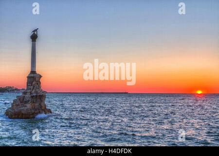 Sevastopol Monumento alle navi passeggere sullo sfondo un tramonto Foto Stock