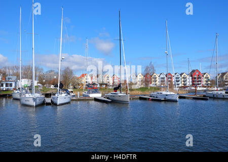 GREIFSWALD, Germania - Aprile 2, 2015: porto sul fiume Ryck, yacht ormeggiati presso il molo. West Pomerania Foto Stock