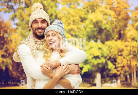 Coppia felice in vestiti caldi oltre l'autunno Foto Stock