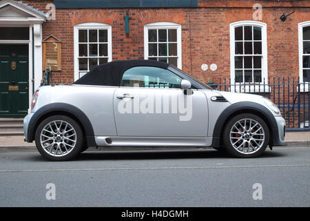 BMW Mini Cabrio auto con il tetto chiuso in Hereford REGNO UNITO Foto Stock