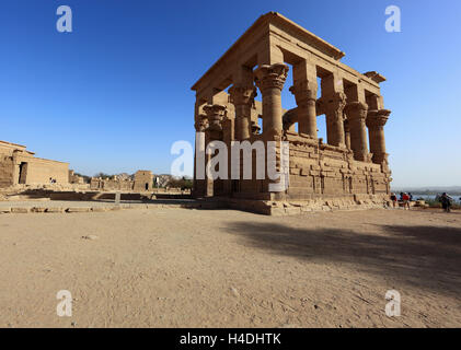 Isistempel, Isis Tempio Philae sull'isola Agilkia, tempio di Iside, chiosco Traiano, parte il tempio di piante, Africa, Alto Egitto, Foto Stock