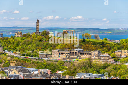 Vista di Calton Hill da Holyrood Park - Edimburgo, Scozia Foto Stock