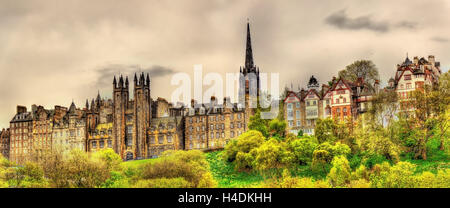 Vista del nuovo collegio da Princes Street Gardens in Edinburgh Foto Stock