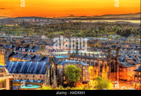 Tramonto su Edinburgo come visto da di Calton Hill - Scozia Foto Stock