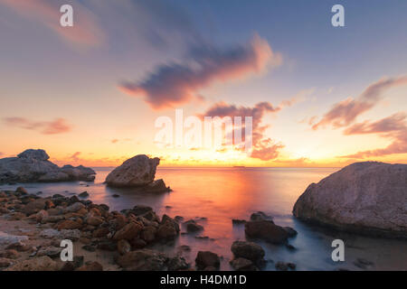 Una lunga esposizione shot di vibranti tramonto a costa rocciosa di Curacao Foto Stock
