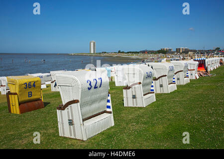 Sedie da spiaggia in Büsumer Mare del Nord dyke, Foto Stock