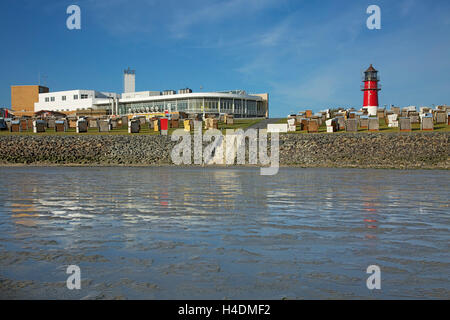 Il fango appartamenti di fronte alla diga Büsumer promenade con il resort per la salute significa casa e il faro, Foto Stock