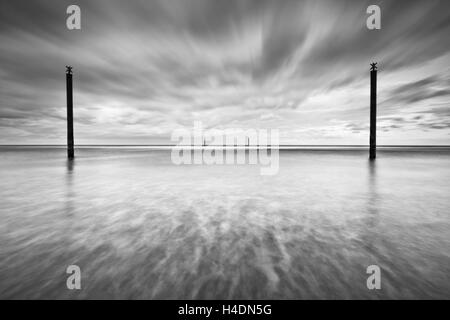 Guida di navigazione posti nel mare del Nord fuori il Northumberland costa su un giorno nuvoloso, esposizione a lungo effetto creativo Foto Stock