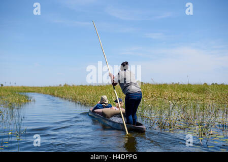 Per il modo in Mokoro dall'Okavango Delta in Botswana Foto Stock