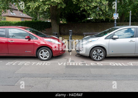 Le automobili elettriche essendo addebitato al punto di ricarica su strada a St Albans, Inghilterra, Regno Unito Foto Stock