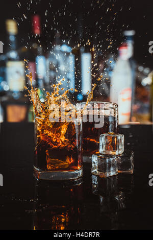 Due bicchieri di whiskey su uno sfondo sfocato bar. Foto Stock