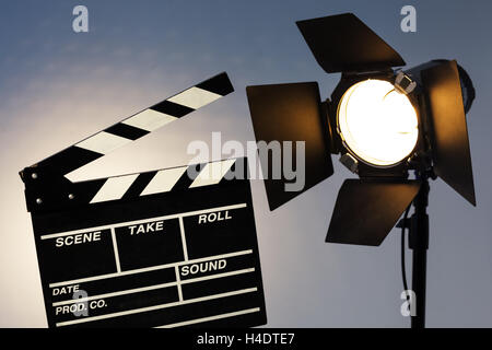 Attrezzature per la ripresa e la creazione di un video blog. clapperboard e torcia elettrica Foto Stock