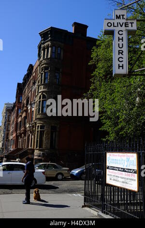 Malcolm X Boulevard con il segno del monte Olivet chiesa battista di fronte.Harlem,New York City,USA Foto Stock