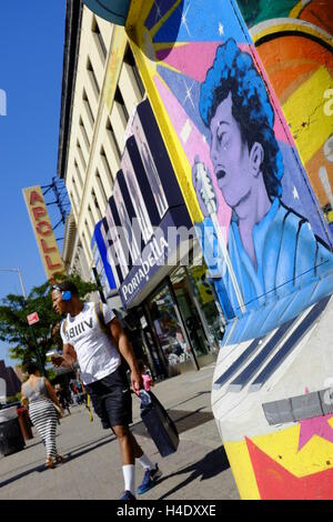 Street murale sulla 125th Street con il segno di Apollo Theatre in background.Harlem,New York City,USA Foto Stock