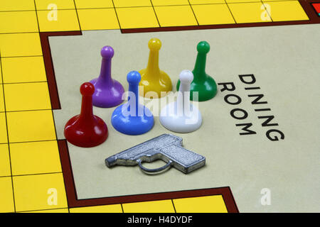 1960S UK edizione del country house murder mystery gioco Cluedo o indizio. Tutti i sospetti si riuniscono nella sala da pranzo. Foto Stock