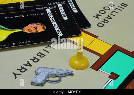 1960S UK edizione del country house murder mystery gioco Cluedo o indizio. Il Colonello Mustard nella libreria con il revolver Foto Stock