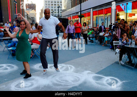 La gente ballare la salsa sulla strada vicino a Madison Square Garden.Midtown Manhattan.New York, New York.USA Foto Stock