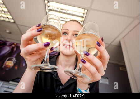 24-anno-vecchio Katie Dowding, dalla frizzante vino inglese società versando bicchieri di vino spumante a Glynde cibo e Engl Foto Stock