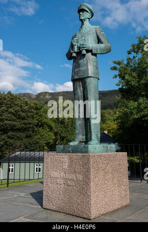 Norvegia, Bergen. Bryggen, storico waterfront area UNECSO, Sito del Patrimonio Mondiale. Bergenhus Fortress, statua del re Haakon VII. Foto Stock