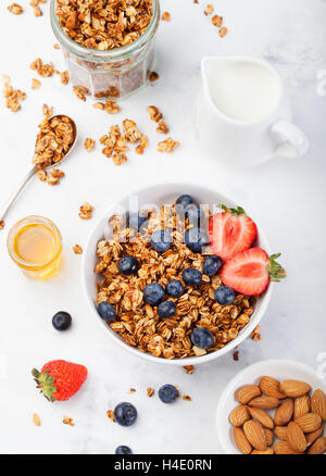 Una sana colazione era fresca granola, muesli Foto Stock