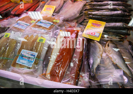 Russia, Kamchatka Krai, Petropavlovsk Kamchatsky (Pietro e Paolo). Pesce fresco locale mercato, pesce confezionato e salmone. Foto Stock