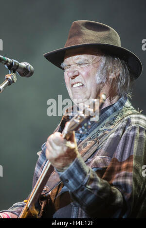 Neil Young esegue al 2016 Beale Street Music Festival a Tom Lee Park su Aprile 29th, 2016 a Memphis, Tennessee. Foto Stock