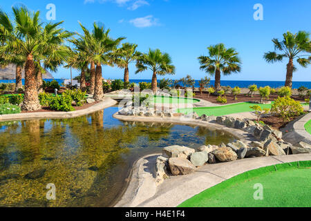 LAS PLAYITAS, Fuerteventura - Febbraio 7, 2014: hotel bellissimo giardino sulla costa di Isola di Fuerteventura. Le isole Canarie sono popolari Foto Stock