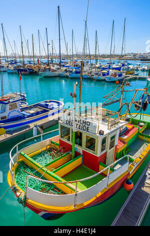 Porto Corralejo, Feb 5, 2014: barca da pesca in Porto Corralejo sulla giornata di sole. Le isole Canarie sono molto popolare destinazione turistica du Foto Stock