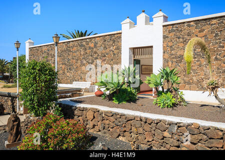 Lo stile delle Canarie edifici e piante tropicali in La Oliva villaggio Heritage Art Center, Fuerteventura, Isole Canarie, Spagna Foto Stock