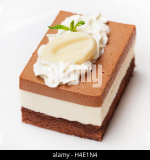 Tre mousse al cioccolato torta su una piastra bianca Foto Stock