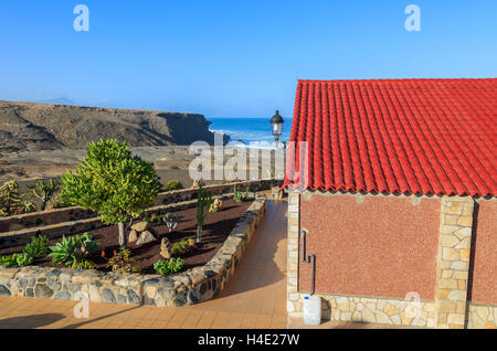 Casa tradizionale costruita nello stile delle Canarie sulla costa di Fuerteventura vicino a La Pared holiday resort village, Isole Canarie, Spagna Foto Stock