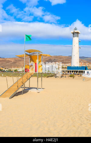 Faro e bagnino booth su Morro Jable sulla spiaggia di Jandia peninsula, Fuerteventura, Isole Canarie, Spagna Foto Stock