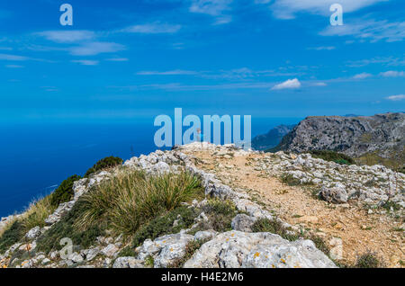 Escursionista femminile prendendo una pausa sulla GR 221 in montagne Tramuntana, Mallorca, Spagna Foto Stock