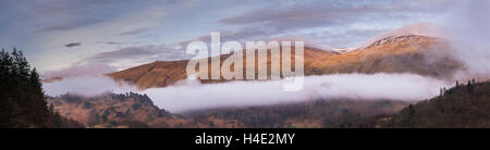 Inversione di Cloud lungo la valle di San Giovanni in Valle sotto le montagne Helvellyn nel Lake District inglese Foto Stock