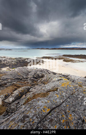 Arisaig beach, Lochaber, Inverness-shire, sulla costa occidentale delle Highlands scozzesi, guardando fuori attraverso le acque cristalline Foto Stock