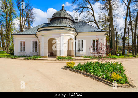 Storico palazzo orangery nel palazzo Kurozweki park, Polonia Foto Stock