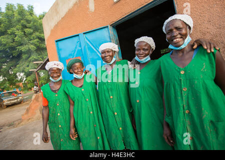 I dipendenti stanno insieme ad una fiera del commercio di burro di karité impianto di produzione in Réo, Burkina Faso, Africa occidentale. Foto Stock