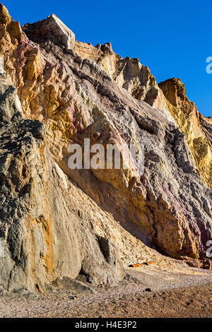 Allume Bay scogliere con sabbia colorata, Isle of Wight, Regno Unito Foto Stock